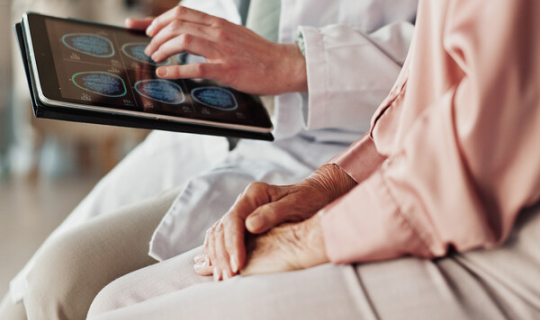 Alzheimer xəstəliyinin başlanğıcının erkən əlaməti aşkarlandı