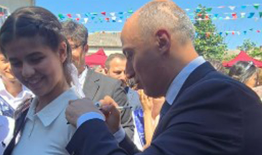 Nazir məzunların köynəyini bir-bir imzaladı&nbsp;- Video - Fotolar