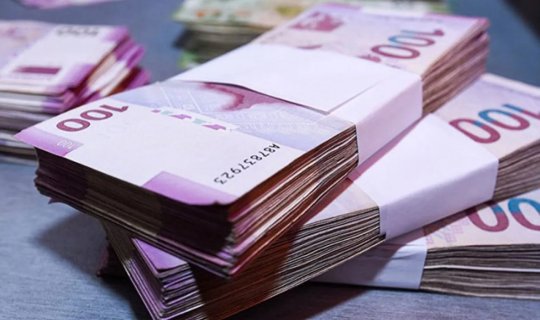 İşlədiyi mağazadan 10 min manat oğurladı