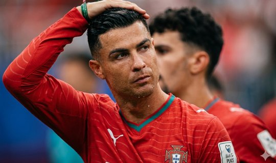 &ldquo;Gənclərə mane olur, kənara çəkilsin&rdquo; - Ronaldonu topa tutdu