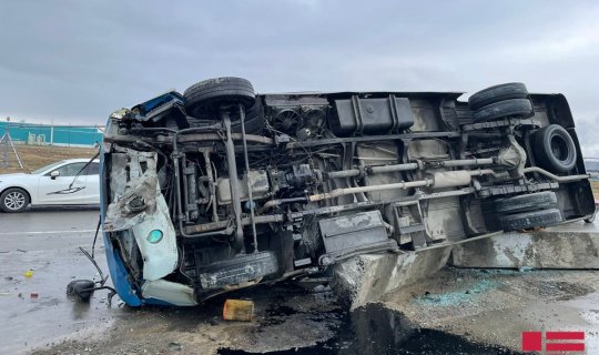 Mikroavtobus aşdı, xəsarət alanlar var