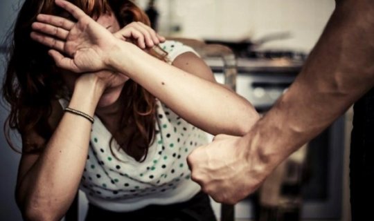 Bakıda kişi telefona çox baxan arvadını döydü