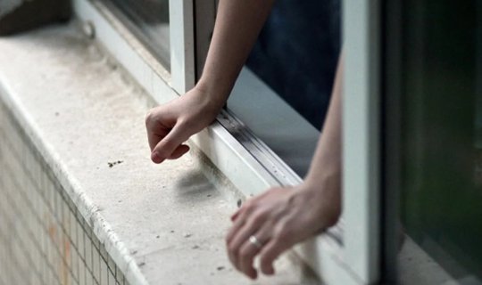 Qardaşıgilə qonaq gedən qız 8-ci mərtəbədən yıxıldı