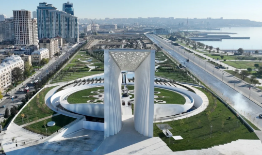 Türkmənistan Prezidenti Zəfər parkını ziyarət edib