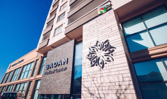 Məşhur klinikanın direktoru istefa verdi - VİDEO