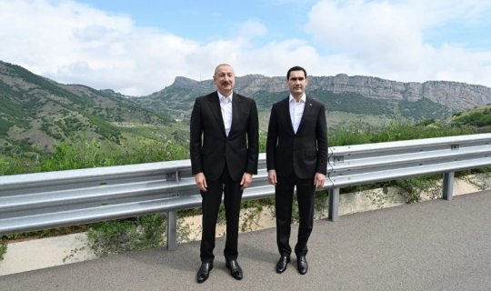 Prezidentlər Şuşada gəzinti zamanı balaca sakinlərlə görüşdü