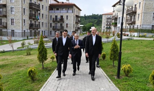 Prezidentlər Şuşada inşa edilmiş birinci yaşayış kompleksində olublar