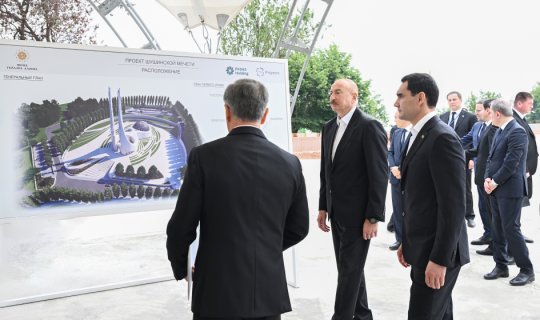 Prezidentlər Şuşa məscidində tikinti işlərinin gedişi ilə tanış olublar
