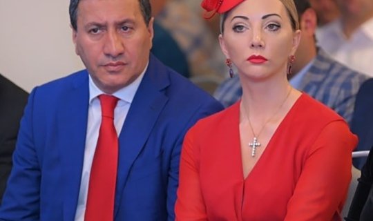 Məşhur milyarder ərindən polisə şikayət etdi