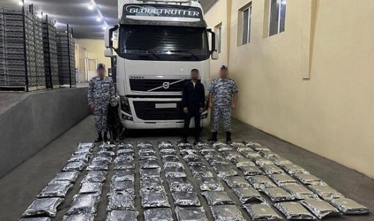 &ldquo;Təzə gül kələmi&rdquo; yükündən 90 kq narkotik çıxdı