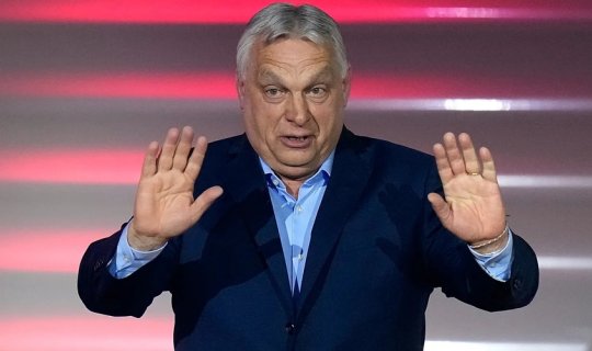 Macarıstanda qızıl karvan qalmaqalı: Orbanın adı istintaqda hallanır