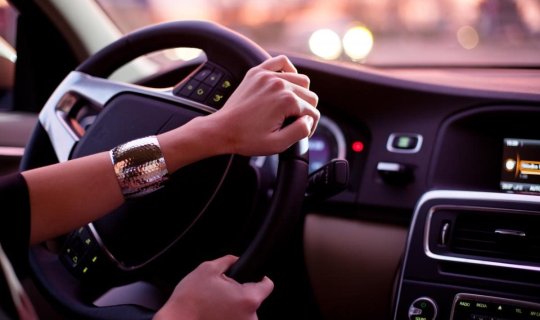 Niyə bir çox avtomobildə maksimal sürət 250 km/saatdır?