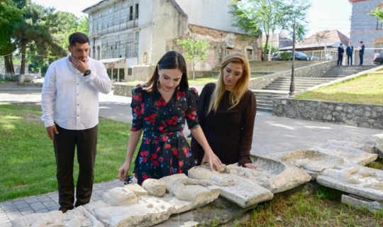 Leyla Əliyeva Şəki Məhəmməd Füzuli adına parkda - FOTO