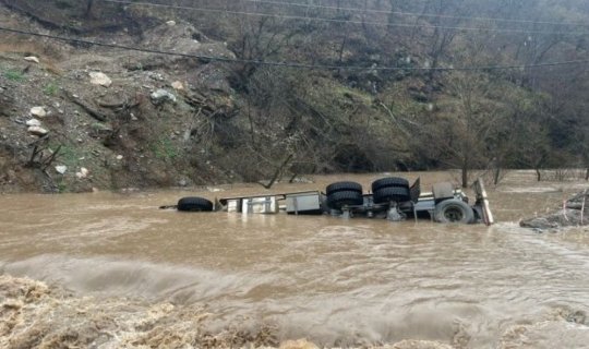 Yük maşını çaya aşdı: 1 nəfər suda boğularaq öldü, 2 nəfər xəsarət aldı