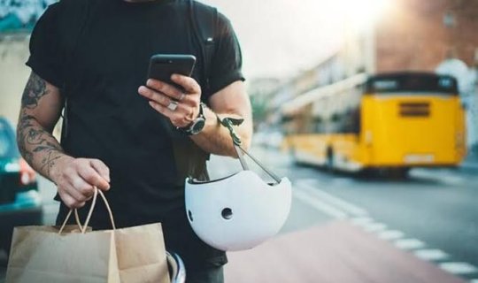 Müflis olan milyonçu kuryerliyə başladı