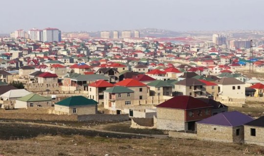 Eyni ərazidəki evlər buna görə kəskin fərqli qiymətə satılır 