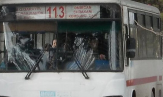 Bakıda avtobus evə çırpıldı - 5 sərnişin xəsarət aldı