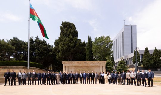 "&ldquo;AzerGold&rdquo; QSC-nin fəaliyyətə başlamasının 10 illiyi münasibətilə Fəxri&nbsp;xiyaban&nbsp;və Şəhidlər xiyabanı ziyarət olunub