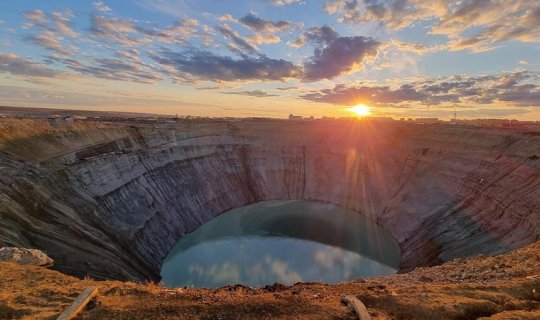 Helikopterlər özünə çəkən nəhəng almaz mədəni: Harda yerləşir?