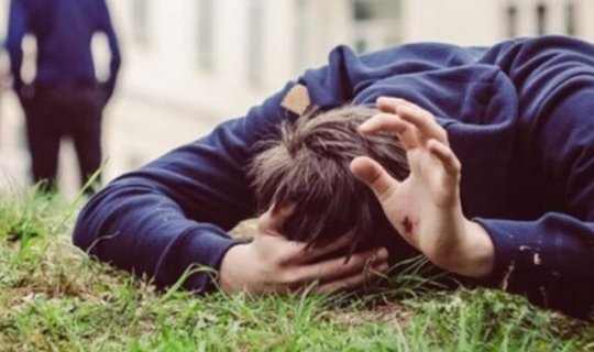 50 yaşlı kişi 14 yaşlı qonşusunu armaturla döydü
