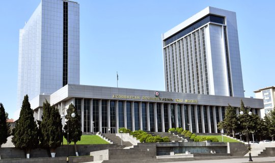 Parlament işçilərlə bağlı yeni qaydaları ilk oxunuşda təsdiqlədi