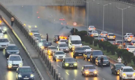 &ldquo;Şamaxinka&rdquo;da maşın yandı - Tıxac yarandı