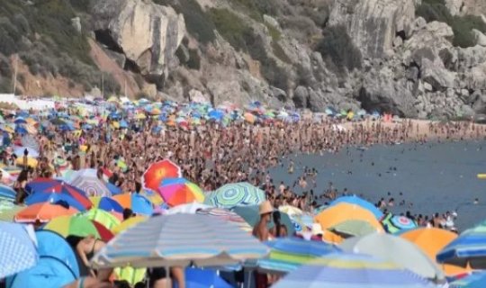 Turistlər bu ölkədə istidən ölürlər