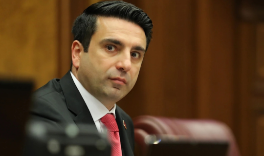 Simonyan bu adla spiker postunu tərk etdi, işçiləri də arxasınca