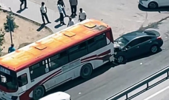 Bakı-Sumqayıt yolunda maşın avtobusa&nbsp;çırpıldı