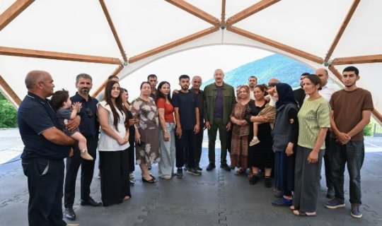 İlham Əliyev Şuşanın Kiçik Qaladərəsi kəndində görülən işlərlə tanış olub və kəndə qayıdan sakinlərlə görüşüb