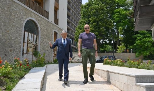 İlham Əliyev Şuşanın Qarabağ küçəsində dövlət-özəl tərəfdaşlığı çərçivəsində həyata keçirilmiş işlərlə tanış olub