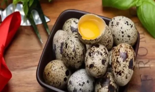 Toyuq yumurtasını taxtdan saldı: ölçüsü kiçik, amma beş dəfə daha faydalıdır