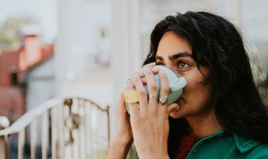 Alimlər ölüm riskini 28 faiz azalda bilən isti içkinin adını açıqlayıblar