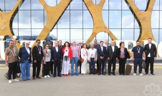 Hikmət Hacıyev IV Şuşa Qlobal Media Forumunun iştirakçıları ilə görüşüb