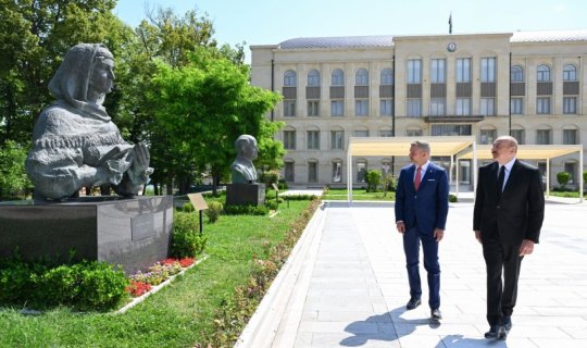 Prezidentlər Şuşada güllələnmiş büstlərə baxdılar