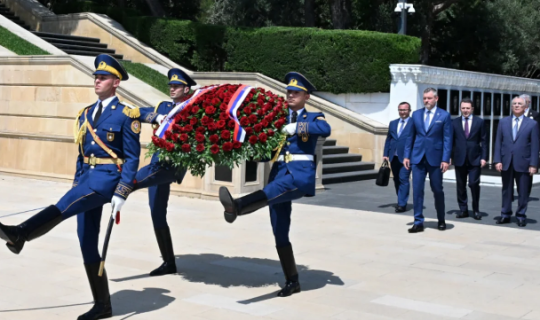 Slovakiya Prezidenti Bakıda şəhidlərin xatirəsini anıb