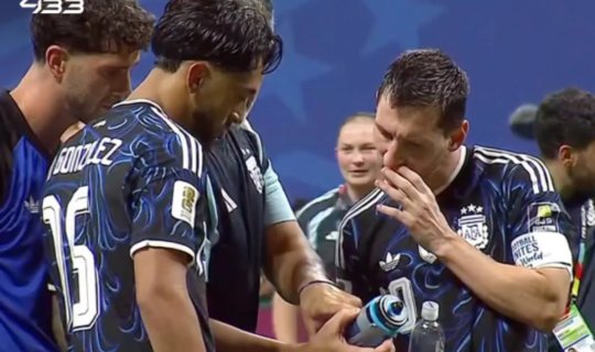 Argentina-İngiltərə oyununda ŞOK OLAY: Rəqib qapıçının su qabına yazılanlar ələ keçdi - FOTO