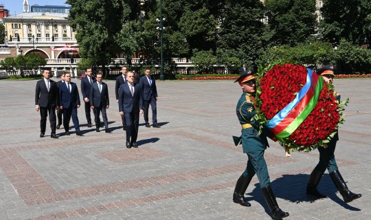 Ceyhun Bayramov Moskvada "Naməlum əsgər" məzarını ziyarət edib -&nbsp;FOTO