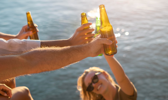 Həkimdən isti havada alkoqol qəbul edənlərə xəbərdarlıq