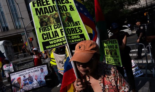 Maduro tərəfdarları Nyu-Yorkdakı məhkəmə binasının qarşısında toplaşıb