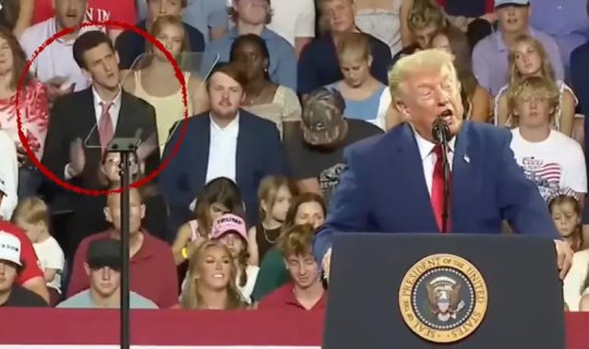 Tramp danışarkən təqlid etdi, dünyada viral oldu - VİDEO