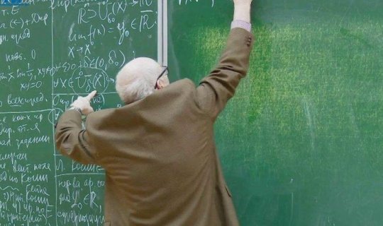 65 yaşdan sonra bu müəllimləri işdə saxlayırlar...