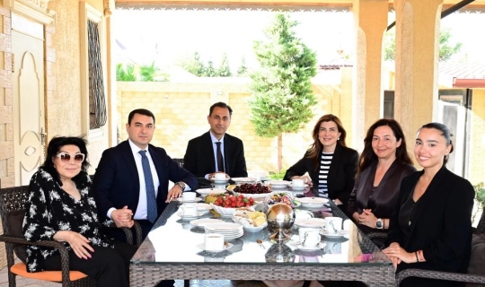 Adil Kərimli yubileyi münasibətilə Flora Kərimovanı ziyarət edib