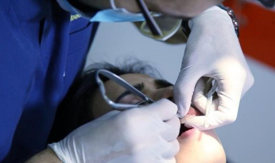Dələduzluğa görə həbsdə olan stomatoloqun daha bir cinayəti üzə çıxdı