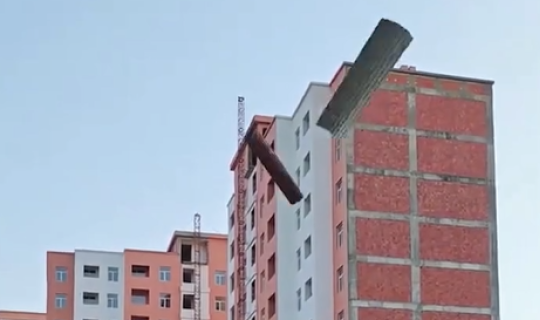 Bakıda güclü külək yaşayış binasının damını uçurdu - VİDEO