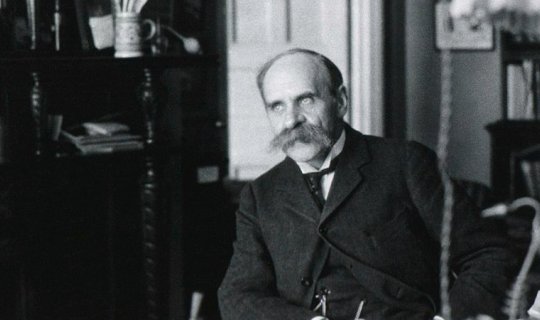 Bədənini laboratoriyaya çevirən alim: Elm naminə oğlunu da təhlükəli təcrübələrə cəlb etdi