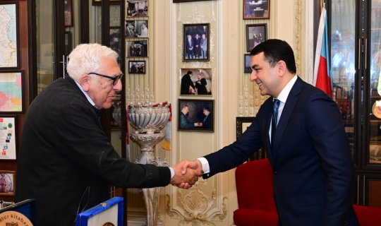 Nazir Anarla görüşmək üçün Yazıçılar Birliyinə getdi