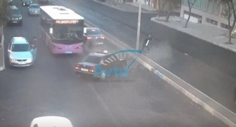 Taksi qəza törətdi, piyada son anda xilas oldu