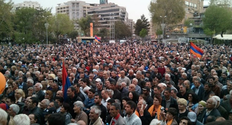 İrəvanda xalq ayağa qalxıb, Sarkisyanı istefaya çağırdı - FOTO