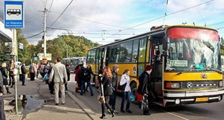 Hicablı qadını avtobusa buraxmadı, cərimələndi